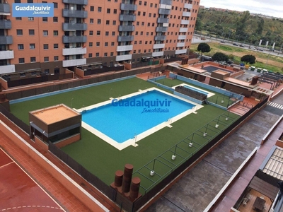Venta de piso con piscina en Montequinto (Dos Hermanas), Entrenúcleos