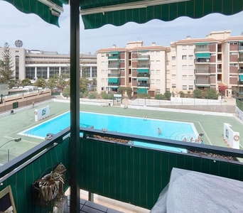 Venta de piso en avenida Juan Carlos I de 3 habitaciones con terraza y piscina