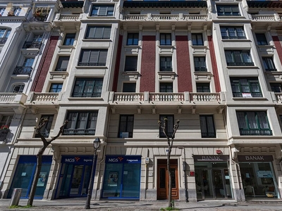 Venta de piso en Barrio de Abando de 5 habitaciones con ascensor