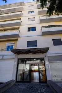 Venta de piso en calle San Isidro de 4 habitaciones con terraza y balcón
