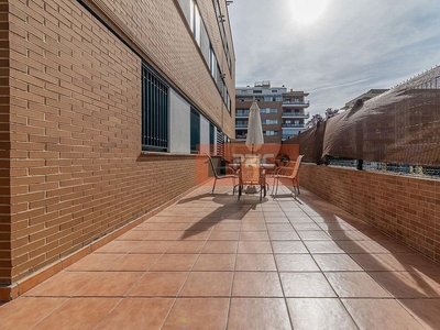 Venta de piso en Nuevo Cáceres de 3 habitaciones con terraza y piscina