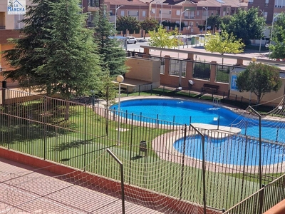 Venta de piso en Santa Cruz - Industria - Polígono Campollano de 4 habitaciones con terraza y piscina