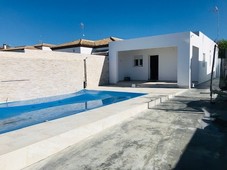 Alquiler de casa con piscina y terraza en Chiclana de la Frontera, Caulina