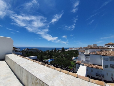 Alquiler de ático en avenida Playas del Duque de 3 habitaciones con terraza y piscina