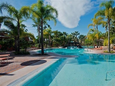 Alquiler de ático en Puerto Banús de 3 habitaciones con terraza y piscina