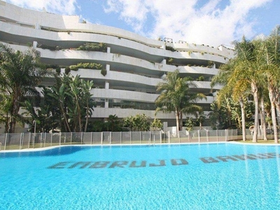 Alquiler de ático en Puerto Banús de 4 habitaciones con terraza y piscina
