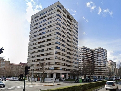 Alquiler de piso en avenida De Sancho El Fuerte de 4 habitaciones con terraza y garaje