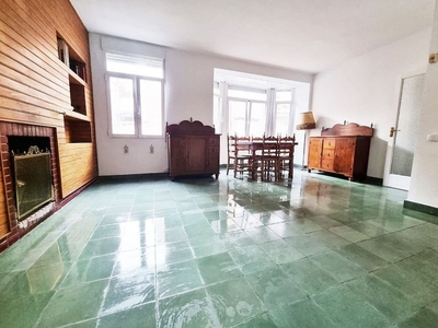 Alquiler de piso en Centro - Ourense de 5 habitaciones con muebles y calefacción