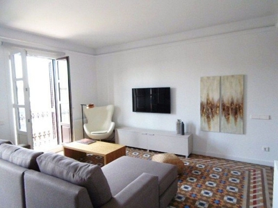 Alquiler de piso en El Raval de 2 habitaciones con muebles y balcón