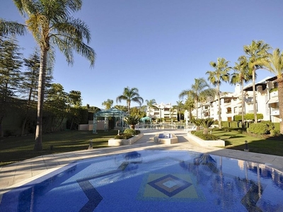 Alquiler de piso en Lomas de Marbella Club - Puente Romano de 4 habitaciones con terraza y piscina