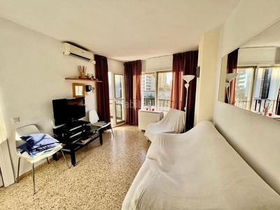 Apartamento con ascensor, piscina, aire acondicionado y vistas al mar en Fuengirola