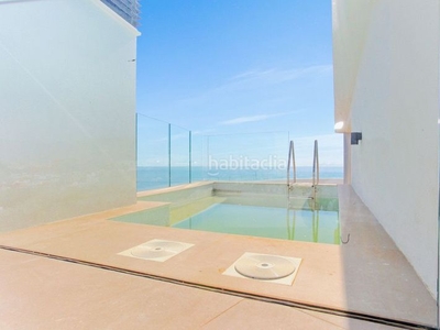 Ático con 3 habitaciones con parking, piscina, aire acondicionado y vistas al mar en Mijas