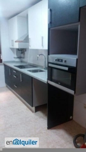 Estupendo PISO recién reformado y sin amueblar a estrenar, en el centro de Cabrerizos y con garaje incluido. Con una superficie de 80 m2 aproximadamente distribuidos entre salón-comedor, cocina, 3 dormitorios, baño, aseo, vestíb.-pasillo.