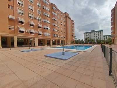 Piso en alquiler en Ciudad Jardín de 3 habitaciones con piscina y garaje