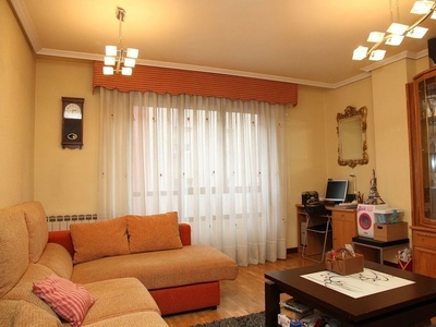 Piso en venta en calle Ramón y Cajal de 3 habitaciones con terraza y calefacción