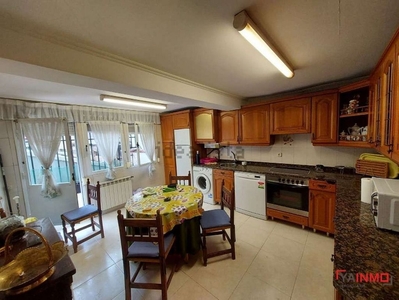 Piso en venta en Centro - Vitoria-Gasteiz de 4 habitaciones con balcón y calefacción