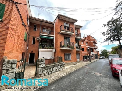 Piso en venta en Hoyo de Pinares (El) de 3 habitaciones con terraza y balcón