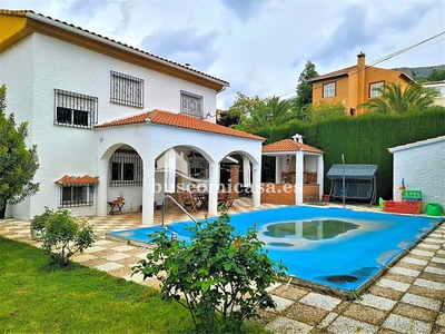 Venta de casa con piscina en Los Villares