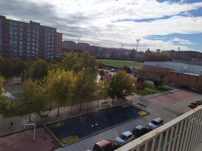 Venta de piso con terraza en Cardenal Cisneros (Palencia), Avda. Cardenal Cisneros