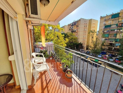 Venta de piso en calle De Menorca de 3 habitaciones con terraza y balcón