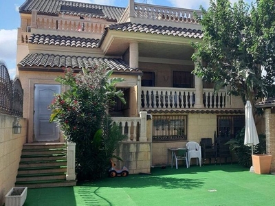 Venta de piso en Catral de 7 habitaciones con terraza y piscina