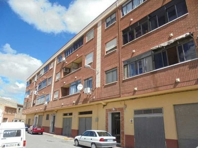 Venta de piso en Caudete de 4 habitaciones con garaje y balcón