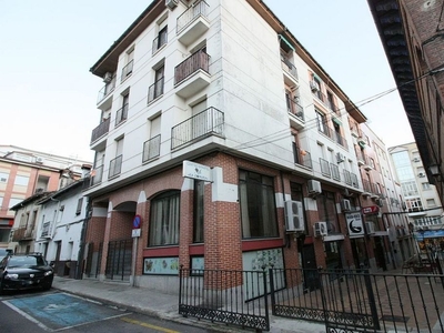 Venta de piso en plaza Los Morales de 4 habitaciones con terraza y balcón
