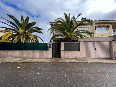 Venta casa pareada en calle Ibiza de Camarena provincia Toledo. Venta Camarena
