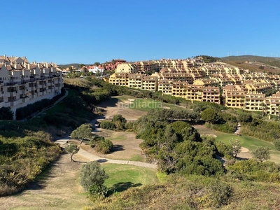 Alquiler apartamento alquiler larga o semi-larga temporada: apartamento de 2 dormitorios y 2 baños en comunidad cerrada al lado de La Duquesa golf y a dos minutos de la playa y de todos servicios. en Manilva