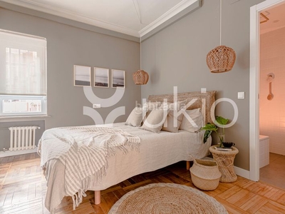 Alquiler apartamento de 3 dormitorios con plaza de garaje en Almagro en Madrid