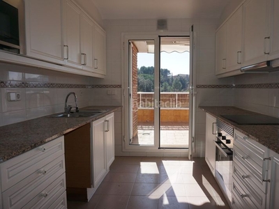 Alquiler ático con 3 habitaciones con ascensor, parking, piscina y calefacción en Sant Cugat del Vallès
