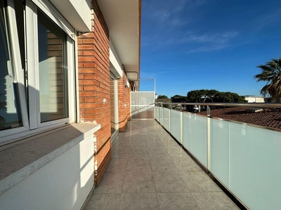 Alquiler piso con 2 habitaciones con parking y piscina en Castelldefels