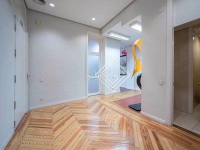 Alquiler piso con 3 habitaciones con parking y aire acondicionado en Madrid