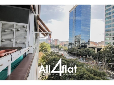 Alquiler piso de 122m2 reformado en el eixample. 4 habitaciones, 2 baños completos, cocina equipada, salón-comedor y terraza. en Barcelona