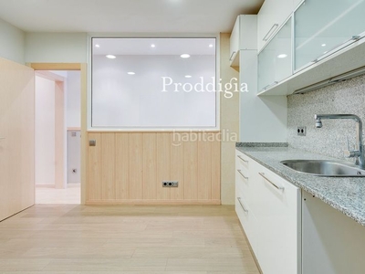 Alquiler piso este bonito piso totalmente reformado de 90m² dispone de 3 dormitorios, 2 baños completos, luminoso salón-comedor, cocina office y lavadero. en Barcelona