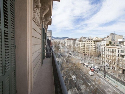 Alquiler piso luminosa propiedad con 4 habitaciones y vistas a la pedrera en Barcelona
