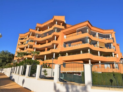 Ático con 2 habitaciones con parking, piscina y aire acondicionado en Fuengirola