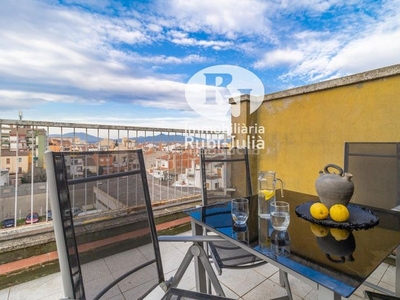 Ático en venta , con 95 m2, 3 habitaciones y 1 baños, garaje, ascensor y calefacción gas ciudad. en Salt