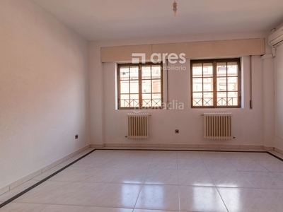 Casa adosada con 3 habitaciones con aire acondicionado en Madrid