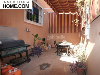 Casa adosada con 3 habitaciones con parking y aire acondicionado en Málaga