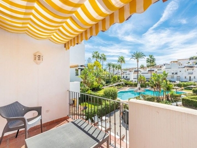 Casa adosada con 3 habitaciones con parking y aire acondicionado en Marbella