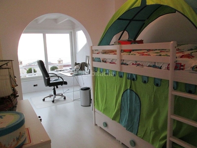 Casa adosada con 4 habitaciones amueblada con parking, piscina, calefacción, aire acondicionado y vistas al mar en Málaga