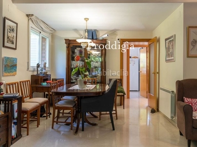 Casa adosada exclusiva casa esquinera con gran jardín situada en la mejor zona de mirasol, cerca de todos los servicios y perfectamente comunicada. en Sant Cugat del Vallès