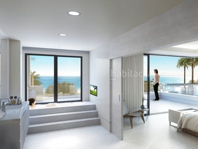 Casa bungalow de lujo en primera línea de playa en urbanización privada de nueva construcción en Estepona