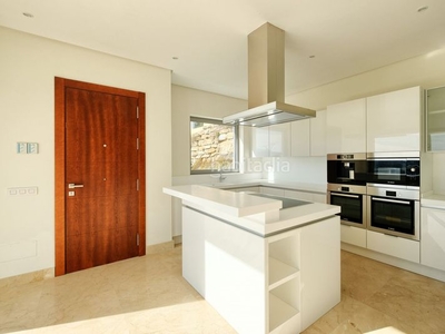 Casa una elegante propiedad de nueva construcción de cuatro dormitorios en benahavis. en Benahavís