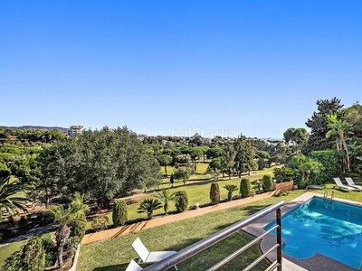 Chalet villa de 4 dormitorios, 4 baños en rio real golf, en Marbella