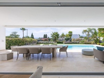 Chalet villa de 5 dormitorios, 6 baños en la exclusiva urbanización de la finca, en Marbella