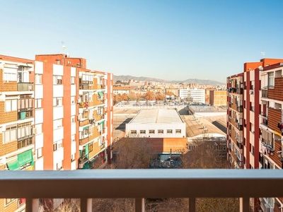 Piso 7ª planta exterior muy luminoso con balcon y muy amplio!! en Barcelona