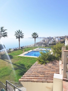Piso con 2 habitaciones amueblado con ascensor, parking, piscina, aire acondicionado y vistas al mar en Benalmádena