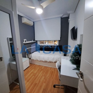 Piso con 3 habitaciones con ascensor y parking en Sevilla